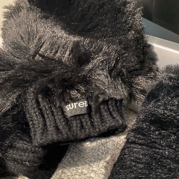 Surell 2-Piece Faux Fur Fingerless Mittens & Phone Wristlet Set #37 - Picture 4 of 5